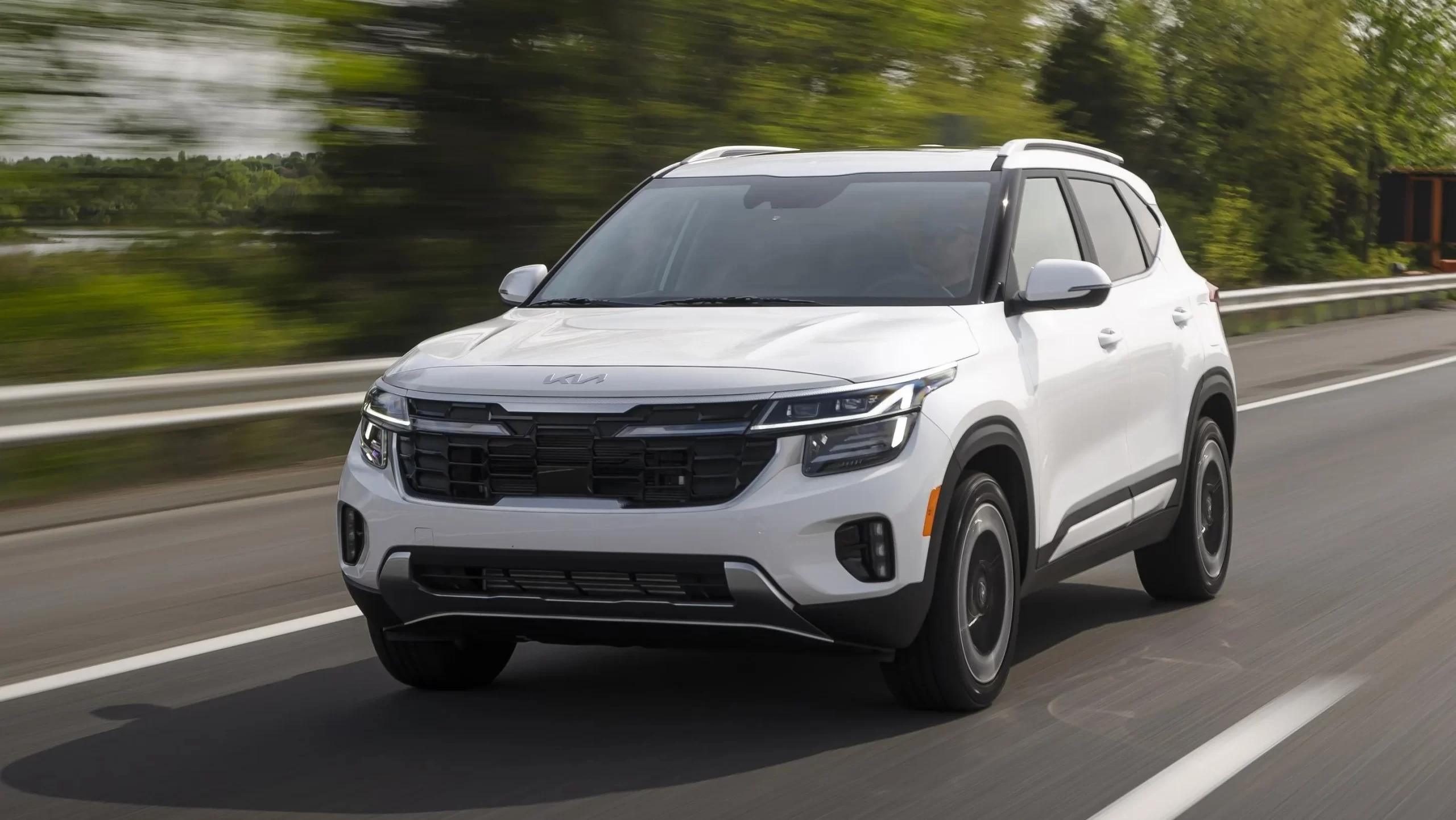 kia_seltos_blanco-3_crop1692674850237.jpg_464437464